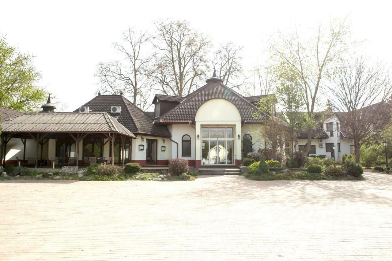 Hotel Fortuna Dávod Extérieur photo
